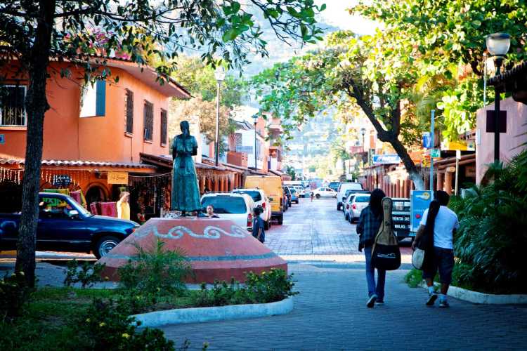 Ixtapa City Tour with Dinner Show, Mexican Fiesta | Pacific Tours Ixtapa. Enjoy a great dinner show at the Mexican Fiesta in Ixtapa Zihuatanejo, only on Friday. We will take you to see Ixtapa Most interested places such as the crocorile pit, marina Ixtapa, Hotel Zone and the View Point. Things to do in Ixtapa Zihuatanejo