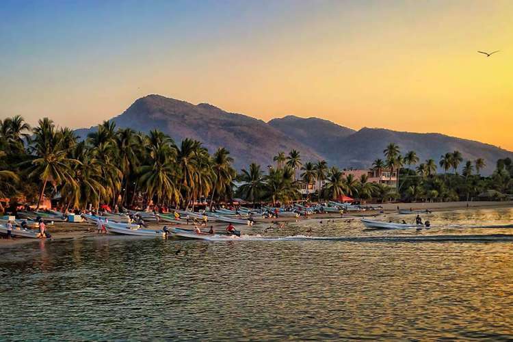 Zihuatanejo Charming | Zihuatanejo Tour by foot | Pacific Tours Ixtapa. Get to know Zihuatanejo better by taking this walking tour that will get you to places you didnt know and learn more about the history of this fishing village and its cutoms and traditions of it. Activities in Ixtapa Zihuatanejo